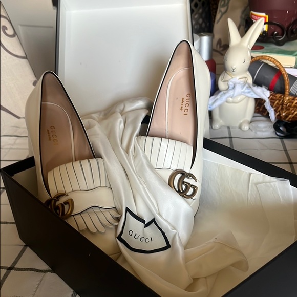 Gucci Women's Cream Leather Loafers with Gold Accenture - Picture 1 of 1